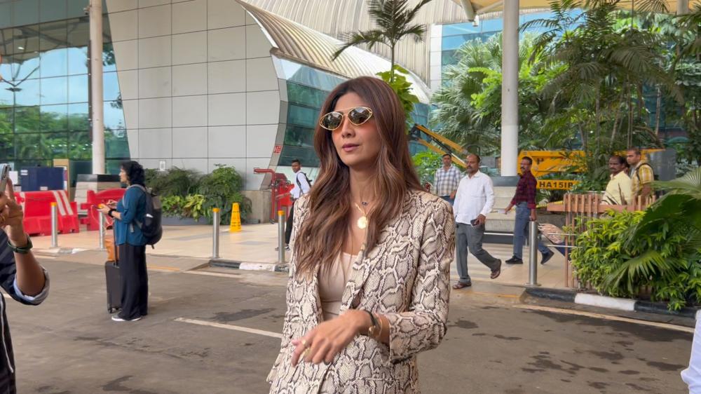 shilpa-shetty-was-spotted-at-t1-airport-arrival-looking-chic-and-graceful-as-always